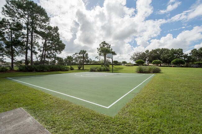 Building Photo - 562 SW New Castle Cove