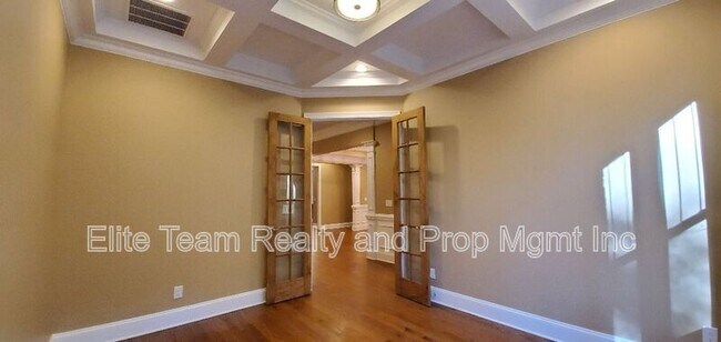 Building Photo - 550 Cottonfield Cir