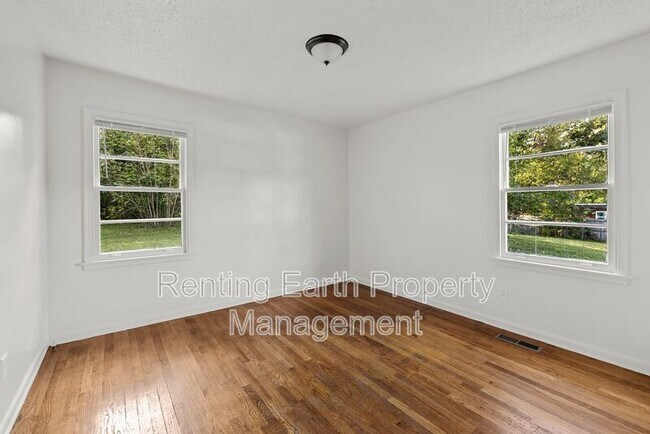 Building Photo - 932 5 Mile Rd