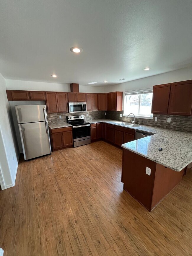 Building Photo - Beautiful Townhouse Available Now! Move In Special offering a $150 Move In Credit!