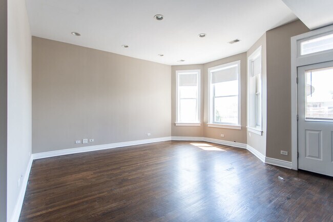 Building Photo - 1525 W Addison St