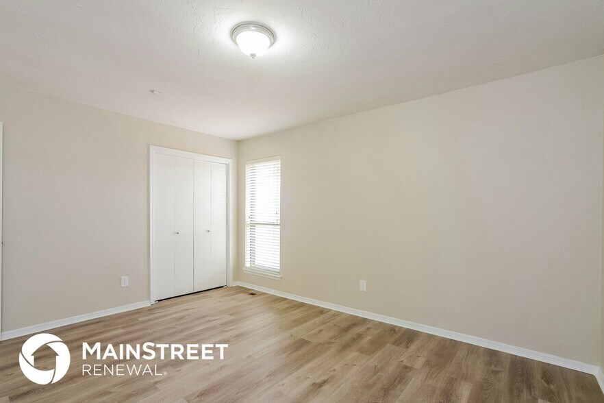 Building Photo - 300 3 Oaks Dr