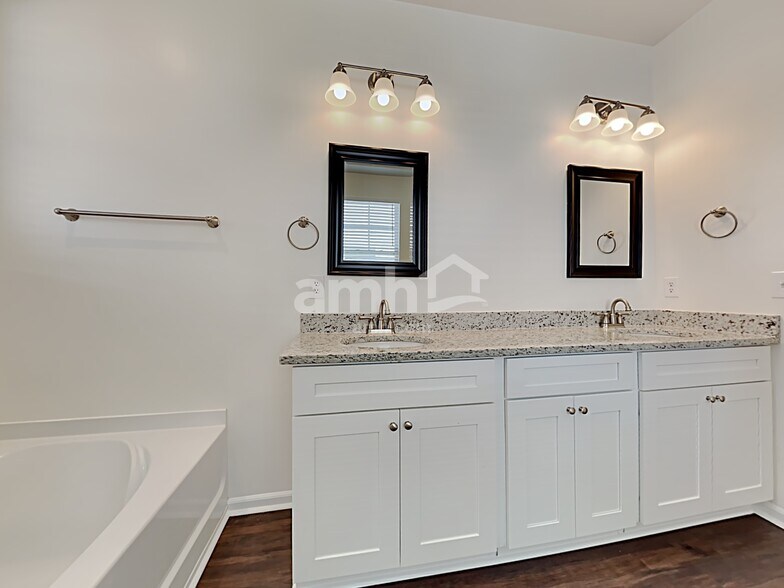 Building Photo - 121 Hyrne Dr