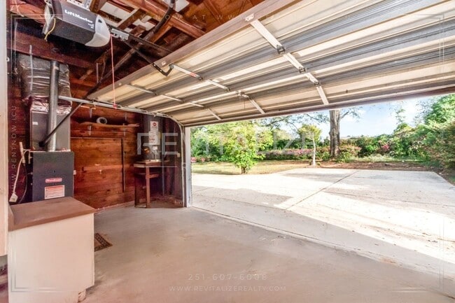 Building Photo - Charming Brick Ranch with Modern Comforts in Mobile!