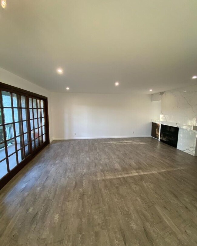 Building Photo - Beautifully Renovated 3+2 Creekside Condo in Calabasas