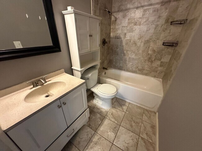 Building Photo - Updated 3-bed 1-bath upper home in Sunnyside with clean finishes and a fresh contemporary feel!