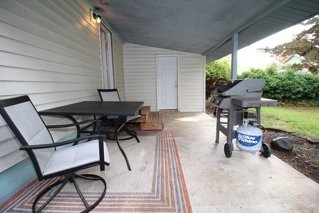 Building Photo - 11330 SW Tigard St