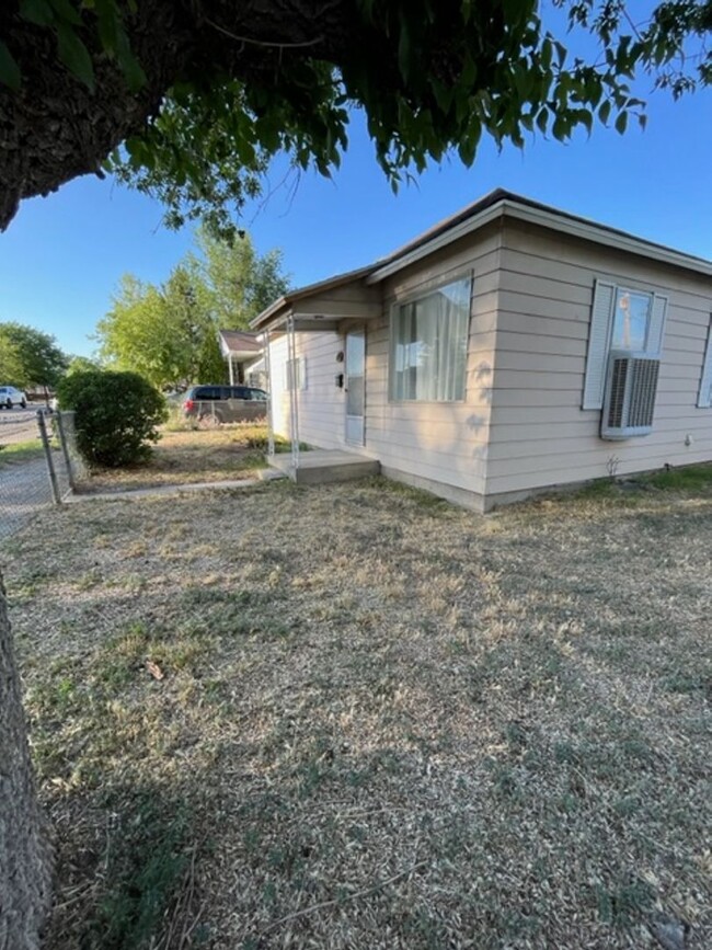 Building Photo - 2 Bedroom Single Family Home