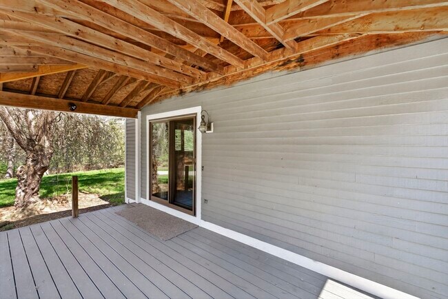 Building Photo - 6 Pine Woods Rd