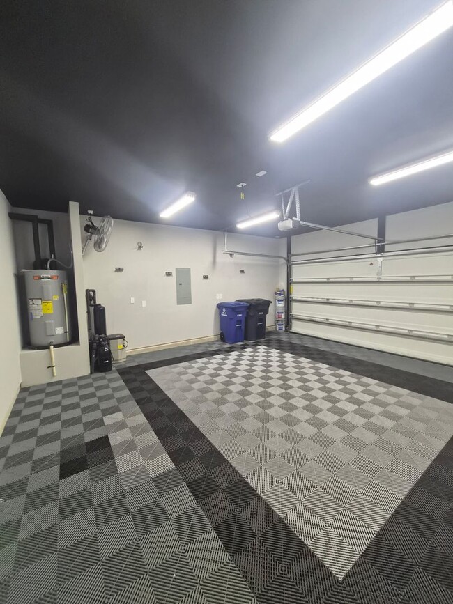 Building Photo - 301 Harvest Mdw Xing