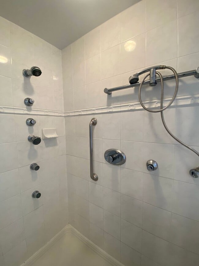 Building Photo - Beautiful 3 BR/2.5 BA Waterfront Home on Trent River!