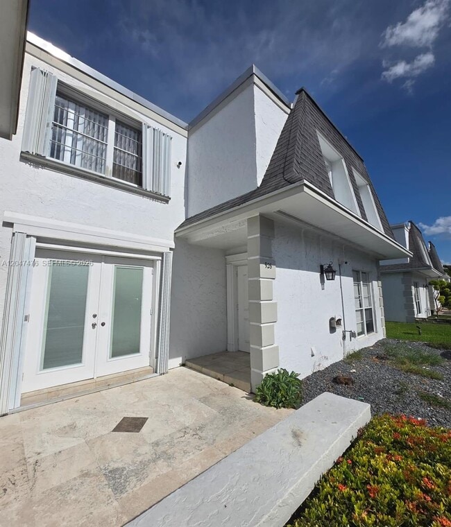 Building Photo - 926 NE 27th Ave