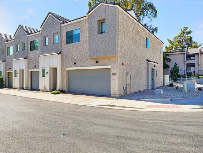 Building Photo - 8460 N 22nd Dr