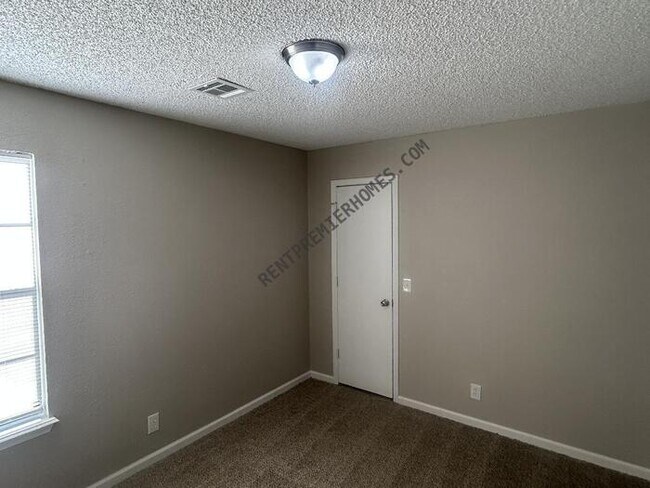 Building Photo - 2003 N 29th St