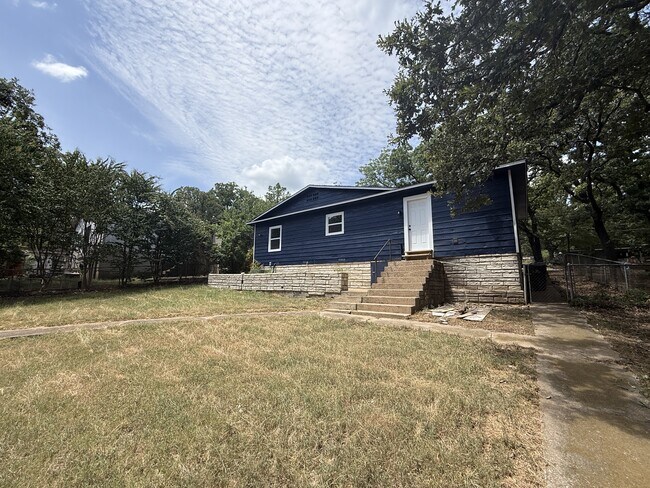 Building Photo - 1108 Park Dr