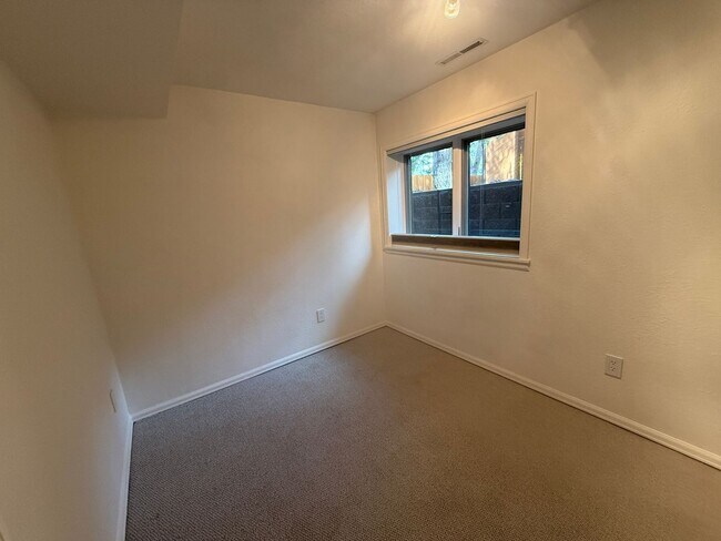 Building Photo - Available for immediate move-in!