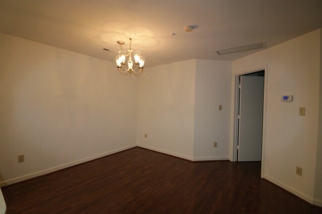Building Photo - Sunny & Private 2bd/2ba w/Balcony, w/d in-...