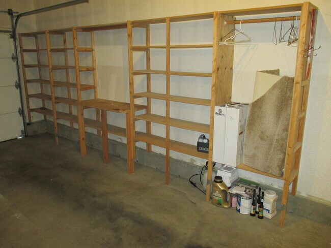 Building Photo - Three Bedroom Home in North Salem with Vaulted Ceiling and Skylight