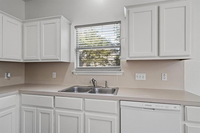 Building Photo - 204 Mallard Cove