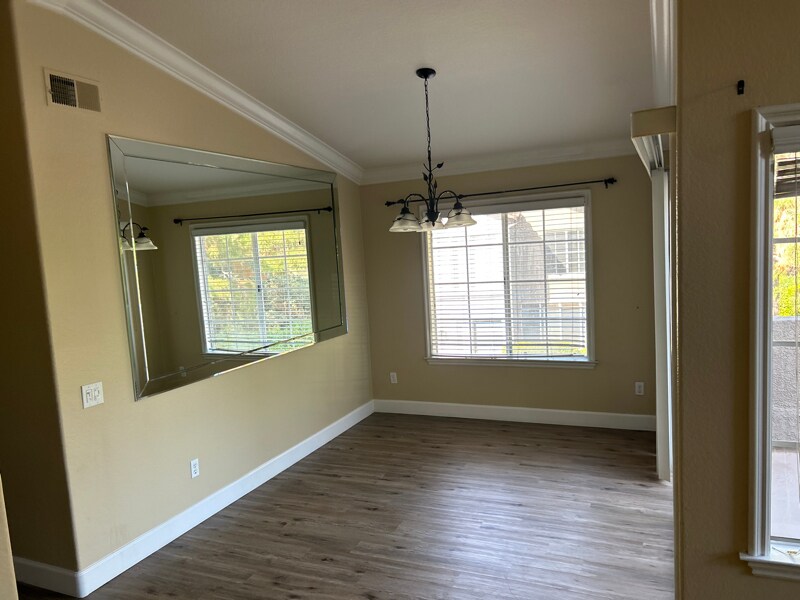 Building Photo - 19 Tulip Pl