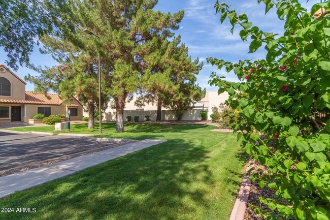 Building Photo - 921 W University Dr