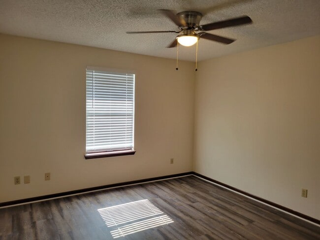 Building Photo - $1150 - 2/2 - Jefferson Square has received a new fresh look.