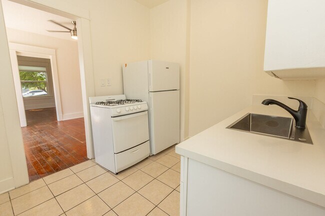 Building Photo - Charming 1 Bed/1 Bath w/ Large Fenced Yard...