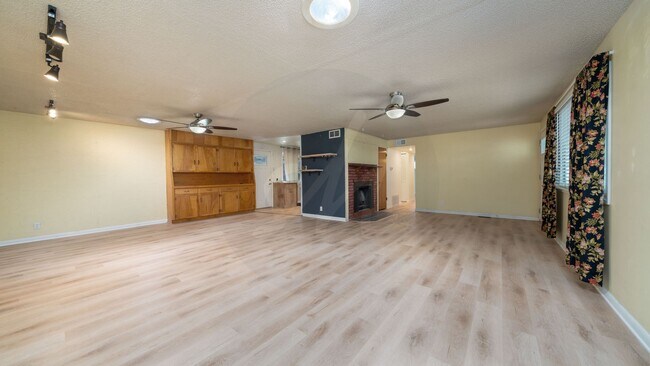Building Photo - Fantastic 3 Bedroom, 1 level living near F...