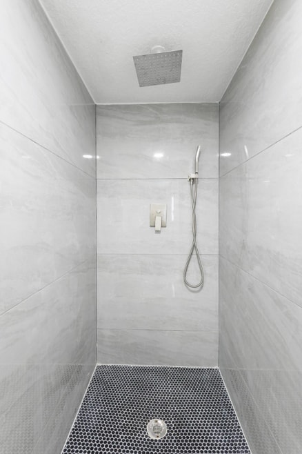 Building Photo - 1824 Lake St