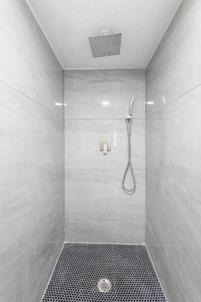 Primary Photo - 1824 Lake St