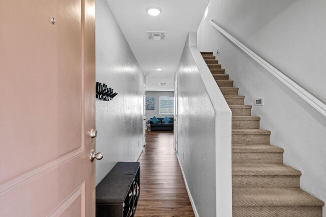 Building Photo - 30517 N Oak Dr