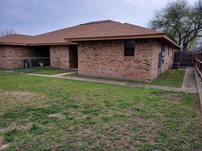 Building Photo - HUGE 2 BEDROOM DUPLEX IN HARKER HEIGHTS!
