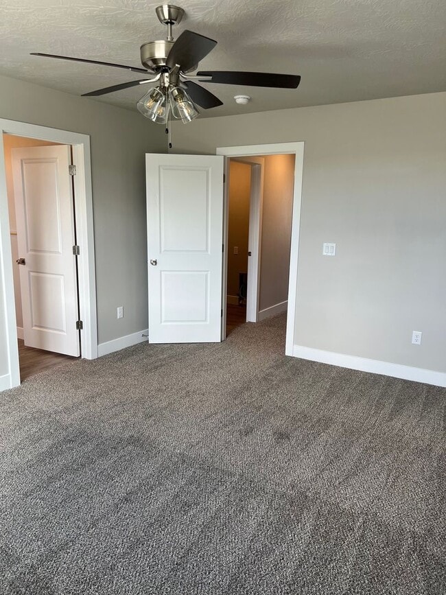 Building Photo - Townhome in Cedar Bend HOA