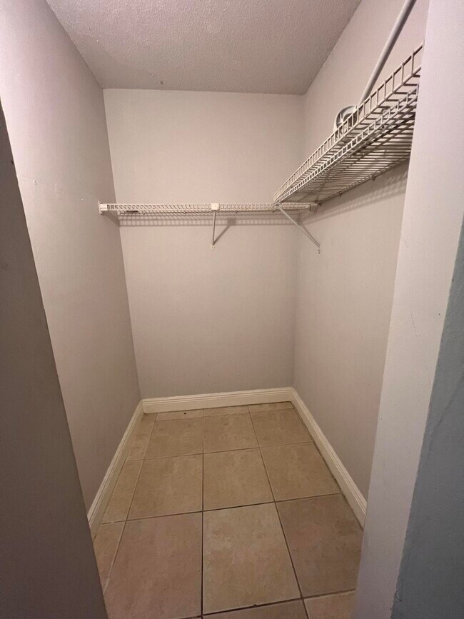 Building Photo - 814 Meadows Cir