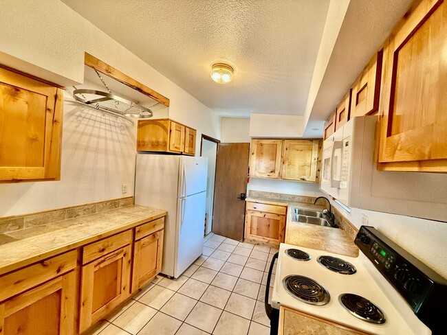 Building Photo - Charming 2-Bed Home in Middle Shooks Run — Utilities Included