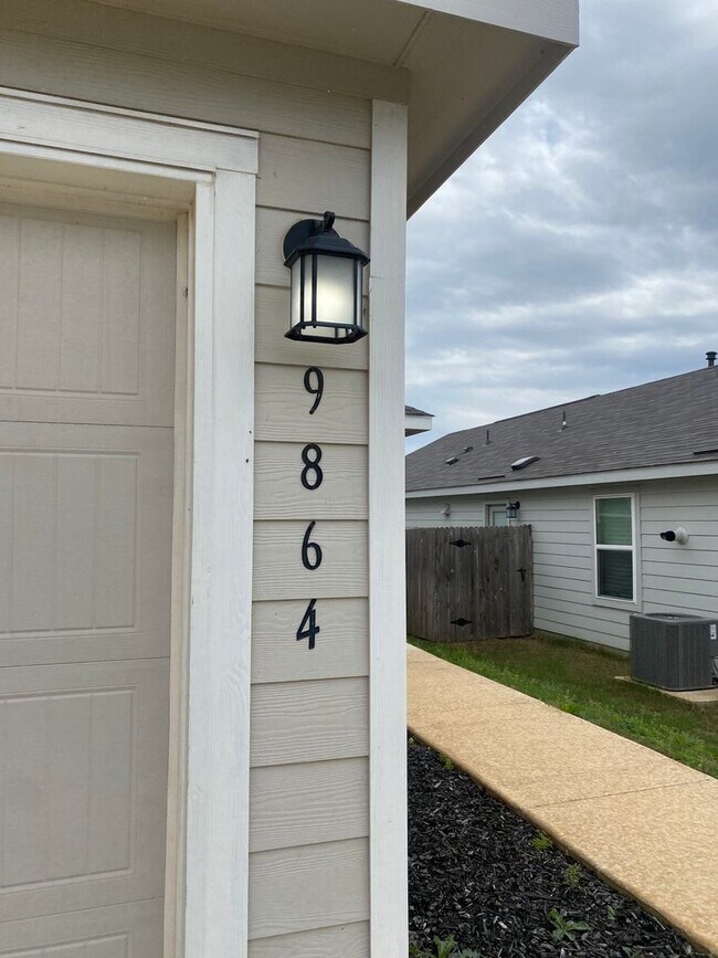 Building Photo - Move in Ready 3 bd/2 ba with bonus rooms!