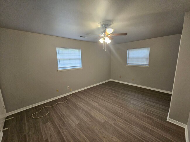 Building Photo - 1022 W Bel Air Dr