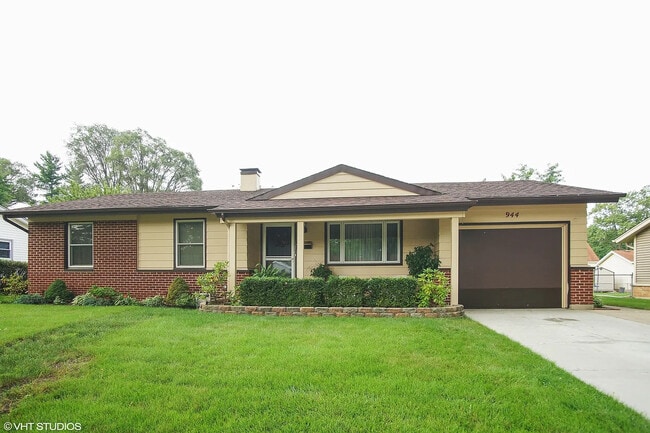 Primary Photo - 944 Victoria Ln