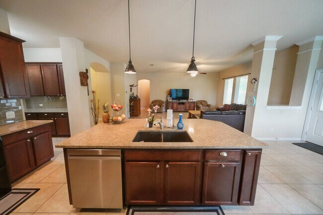 Building Photo - Executive-Style Home Now Available in Crossvine (Schertz) Realtor Commission: $750