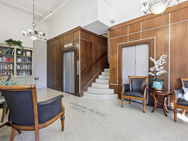 Building Photo - 910 Houston St