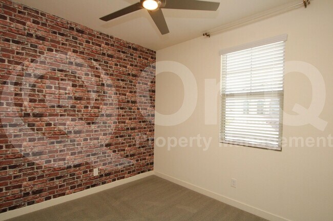 Building Photo - 943 E Danbury Dr