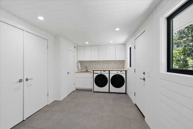 Building Photo - 3Bd/2Ba Bellevue Home