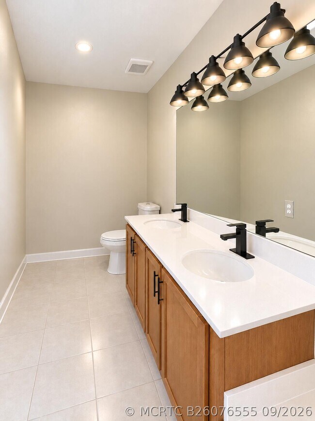 Building Photo - 2543 SE Ruskin Dr