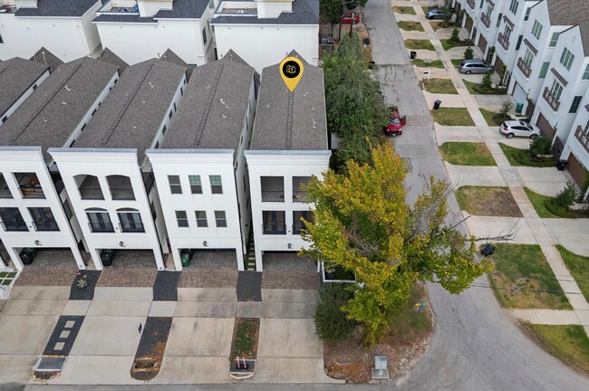 Building Photo - 1902 W 25th St