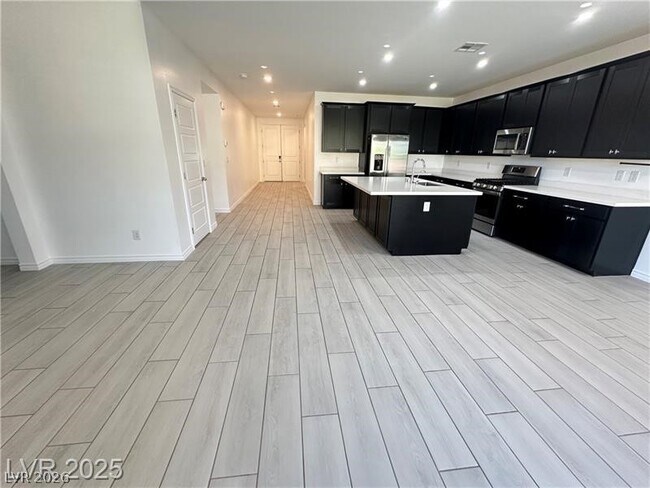 Building Photo - 9565 Camelback Crk Dr