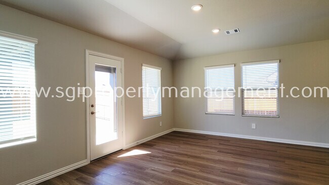 Building Photo - 417 Stagg St