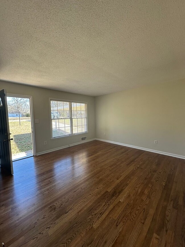 Building Photo - 3 bedroom home near Wire Park