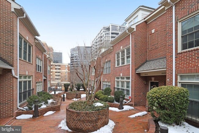 Building Photo - 1505 N Colonial Terrace