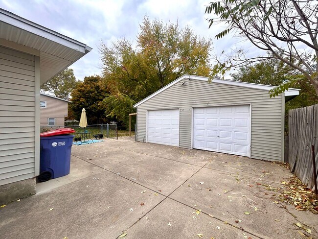 Building Photo - 4311-4313 Dawes Court SE