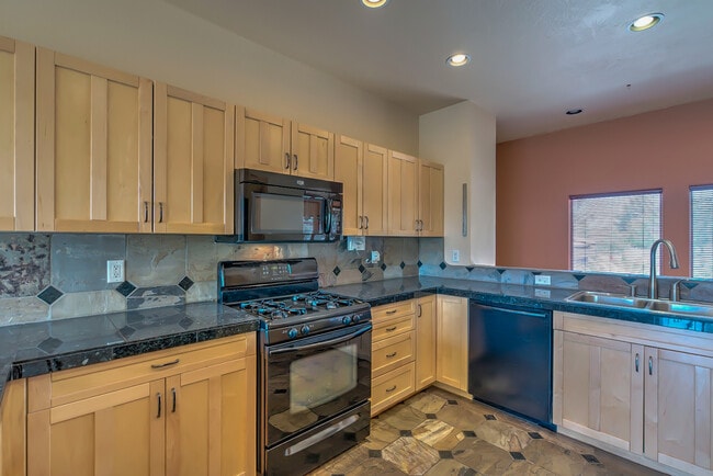 Building Photo - Gorgeous, Custom 4 bed, 3 bath Pet-Friendl...